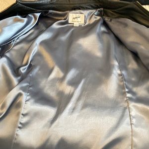 Womens XL leather jacket. Gray polyester lining no tears or stains.